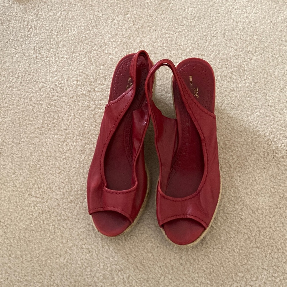 Brooks brothers red sandals size 6